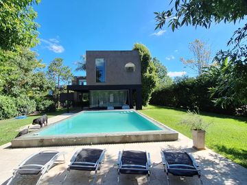 Casa de 5 ambientes en Alquiler en Barrio Cerrado La Montura