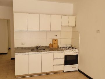 SIN EXPENSAS - Divino Local  de 2 Ambientes con Patio y Lavadero - Inmejorable ubicación