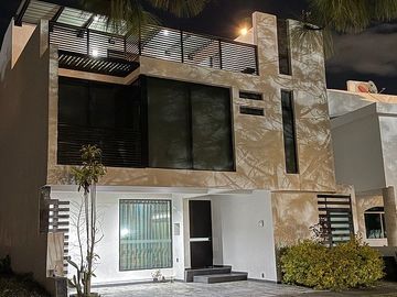 Casa en Venta en Coto Arbolada Santa Anita 4 Recámaras, Terraza, Roof Top.