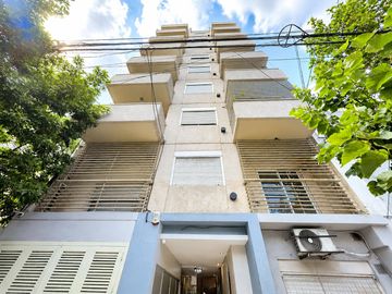 DEPARTAMENTO 2 AMBIENTES AL FRENTE CON BALCÓN Y AMENITIES - APTO PROFESIONAL -  EN  FLORES