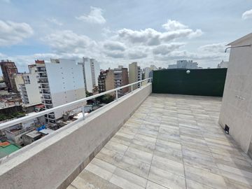 DEPARTAMENTO 2 AMBIENTES AL FRENTE CON BALCÓN Y AMENITIES - APTO PROFESIONAL -  EN  FLORES
