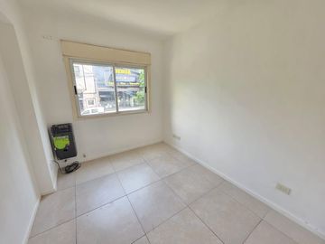 DEPARTAMENTO 2 AMBIENTES AL FRENTE CON BALCÓN Y AMENITIES - APTO PROFESIONAL -  EN  FLORES