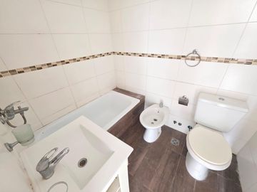 DEPARTAMENTO 2 AMBIENTES AL FRENTE CON BALCÓN Y AMENITIES - APTO PROFESIONAL -  EN  FLORES