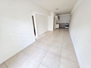 DEPARTAMENTO 2 AMBIENTES AL FRENTE CON BALCÓN Y AMENITIES - APTO PROFESIONAL -  EN  FLORES