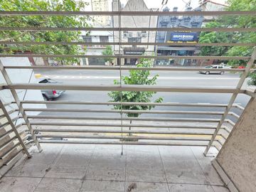 DEPARTAMENTO 2 AMBIENTES AL FRENTE CON BALCÓN Y AMENITIES - APTO PROFESIONAL -  EN  FLORES
