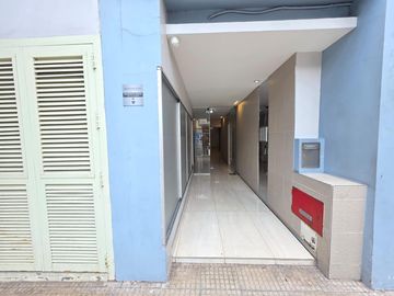 DEPARTAMENTO 2 AMBIENTES AL FRENTE CON BALCÓN Y AMENITIES - APTO PROFESIONAL -  EN  FLORES