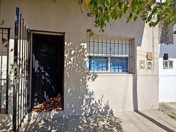 Casa en dos plantas en venta en V. Dorrego - Gonzalez Catan