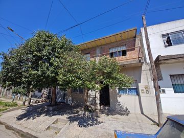 Casa en dos plantas en venta en V. Dorrego - Gonzalez Catan