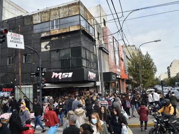 VENTA  DE LOCAL COMERCIAL 118,65  M2 EN FLORES - ZONA COMERCIAL AV AVELLANEDA FLORES