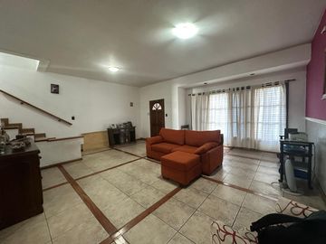 Chalet 5 ambientes en venta en Castelar Sur