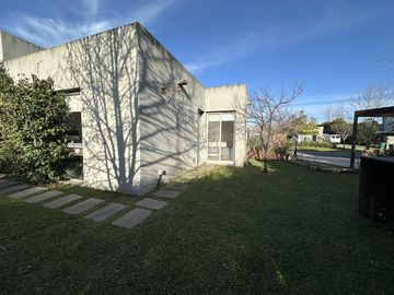 Casa de 4 ambientes en una planta - APTA CREDITO