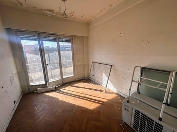Departamento en Barracas 4 ambientes con dependencia a reciclar!