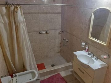 Casa y Lote lindero a metros de Ruta 21 en venta en G. Catan