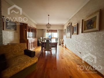 Semipiso 4 ambientes con cochera en Caballito!