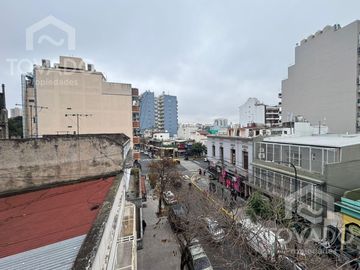 Semipiso 4 ambientes con cochera en Caballito!