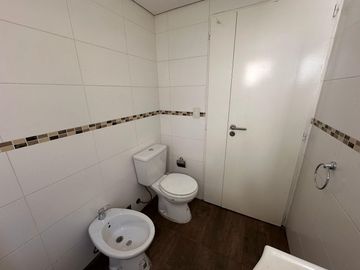 Venta, Departamento, 2 Ambientes, Balcón, al Frente Apto Profesional, Flores Norte