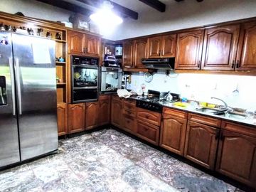 Oportunidad Única: Casa Imponente en Zona Sur, Perfecta para Familias o Instituciones