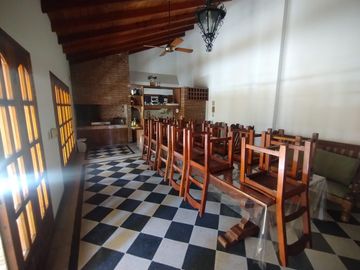 Oportunidad Única: Casa Imponente en Zona Sur, Perfecta para Familias o Instituciones