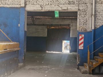 Galpón alto con dock de carga en Villa Soldati