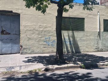 Galpón alto con dock de carga en Villa Soldati