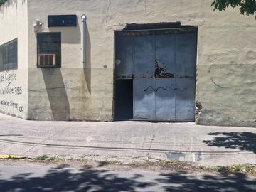 Galpón alto con dock de carga en Villa Soldati
