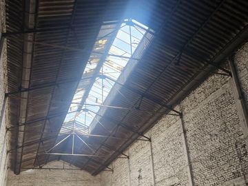 Galpón alto con dock de carga en Villa Soldati