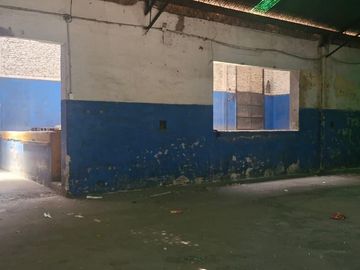 Galpón alto con dock de carga en Villa Soldati