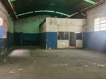 Galpón alto con dock de carga en Villa Soldati