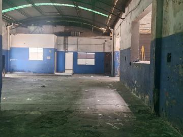 Galpón alto con dock de carga en Villa Soldati