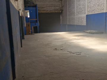 Galpón alto con dock de carga en Villa Soldati