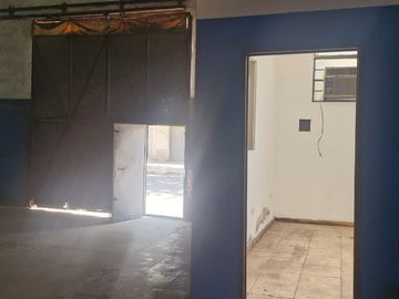 Galpón alto con dock de carga en Villa Soldati