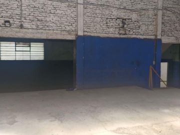 Galpón alto con dock de carga en Villa Soldati