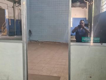 Galpón alto con dock de carga en Villa Soldati