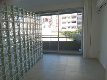 Excelente monoambiente dividido con balcón contrafrente. TODO LUZ NATURAL