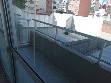 Excelente monoambiente dividido con balcón contrafrente. TODO LUZ NATURAL