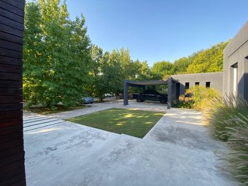 Casa de 5 ambientes con Jardín y Pileta en Venta - Barrio Cerrado Altos del Pilar
