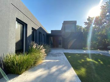 Casa de 5 ambientes con Jardín y Pileta en Venta - Barrio Cerrado Altos del Pilar