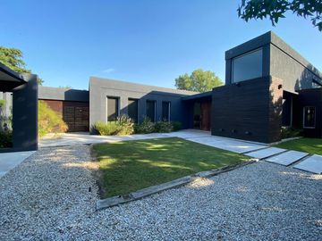 Casa de 5 ambientes con Jardín y Pileta en Venta - Barrio Cerrado Altos del Pilar