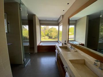 Casa de 5 ambientes con Jardín y Pileta en Venta - Barrio Cerrado Altos del Pilar