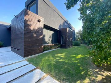 Casa de 5 ambientes con Jardín y Pileta en Venta - Barrio Cerrado Altos del Pilar