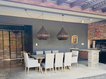 Casa de 5 ambientes con Jardín y Pileta en Venta - Barrio Cerrado Altos del Pilar
