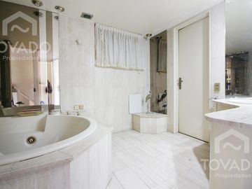 GRAN OPORTUNIDAD! APTO CRÉDITO! Amplio 5 Ambientes de Categoría con doble balcon en Flores!