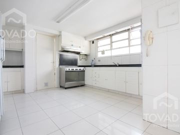 GRAN OPORTUNIDAD! APTO CRÉDITO! Amplio 5 Ambientes de Categoría con doble balcon en Flores!
