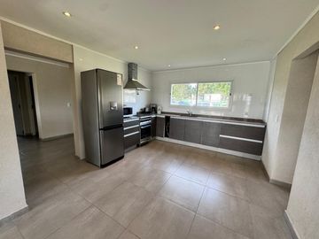 Casa en Alquiler Temporal Costa Esmeralda Barrio Residencial I, 4 Dormitorios 3 Baños