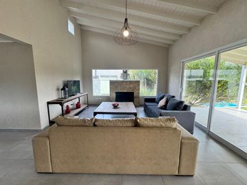 Casa en Alquiler Temporal Costa Esmeralda Barrio Residencial I, 4 Dormitorios 3 Baños
