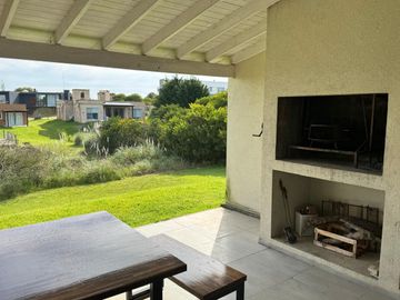 Casa en Alquiler Temporal Costa Esmeralda Barrio Residencial I, 4 Dormitorios 3 Baños