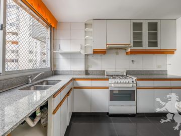 EXCELENTE SEMIPISO - VENTA - 4 AMBIENTES - DEPENDENCIA - COCHERA - LAS CAÑITAS