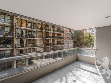 EXCELENTE SEMIPISO - VENTA - 4 AMBIENTES - DEPENDENCIA - COCHERA - LAS CAÑITAS