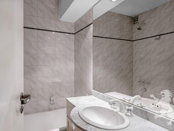 EXCELENTE SEMIPISO - VENTA - 4 AMBIENTES - DEPENDENCIA - COCHERA - LAS CAÑITAS
