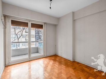 EXCELENTE SEMIPISO - VENTA - 4 AMBIENTES - DEPENDENCIA - COCHERA - LAS CAÑITAS